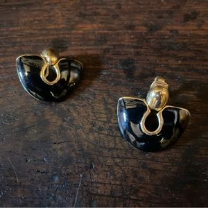 50% off sale Vintage 1980s metal gold and black enamel clip on earrings🌟